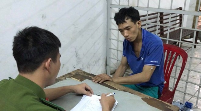Giật dây chuyền rồi xuống cống trốn, tên cướp phải gọi cảnh sát cứu hộ