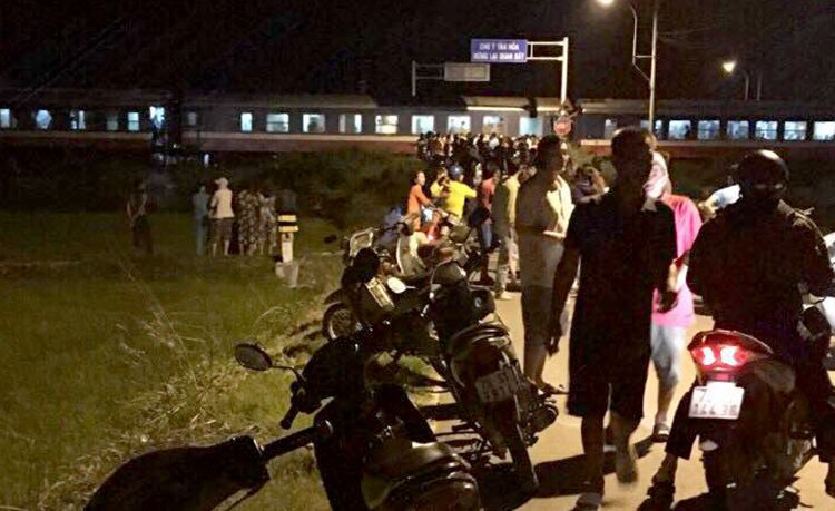 T&agrave;u t&ocirc;ng xe 7 chỗ, 5 người thương vong - Ảnh 1.