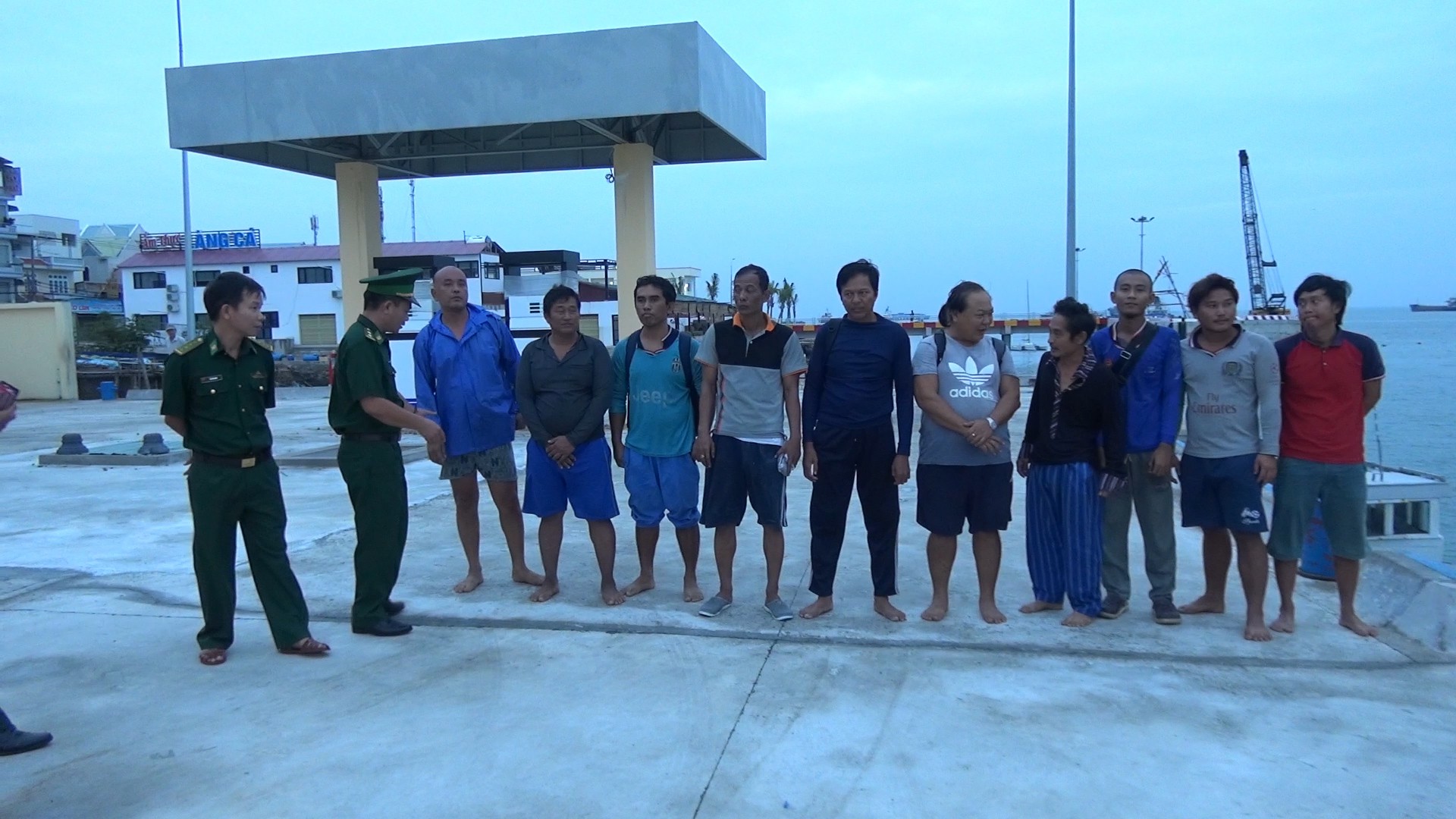 Ph&aacute;t hiện vật thể lạ, cứu 10 thuyền vi&ecirc;n nước ngo&agrave;i tr&ecirc;n phao cứu sinh - Ảnh 1.