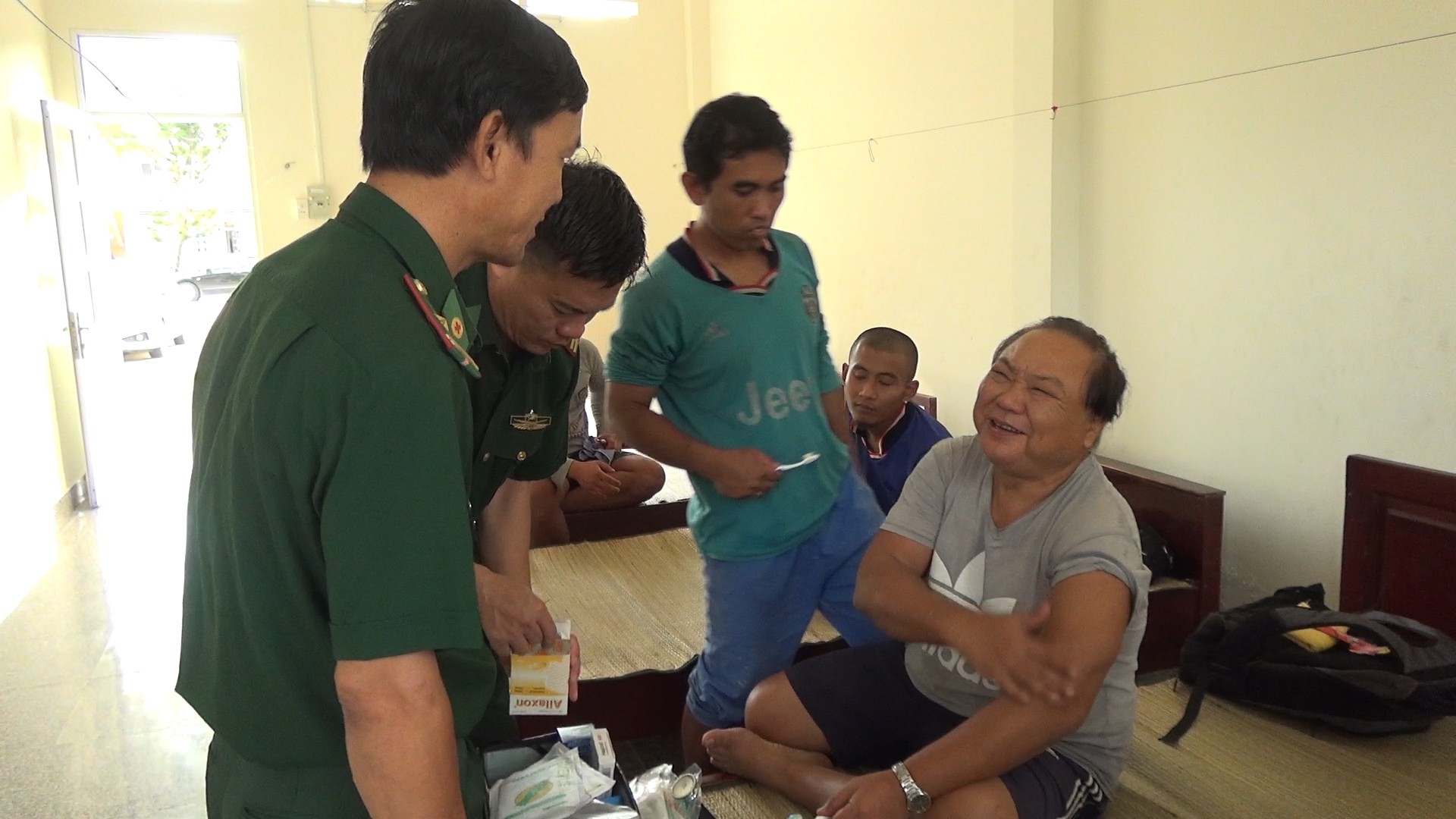Phát hiện 10 người nước ngoài trên phao cứu sinh trôi nổi ngoài biển