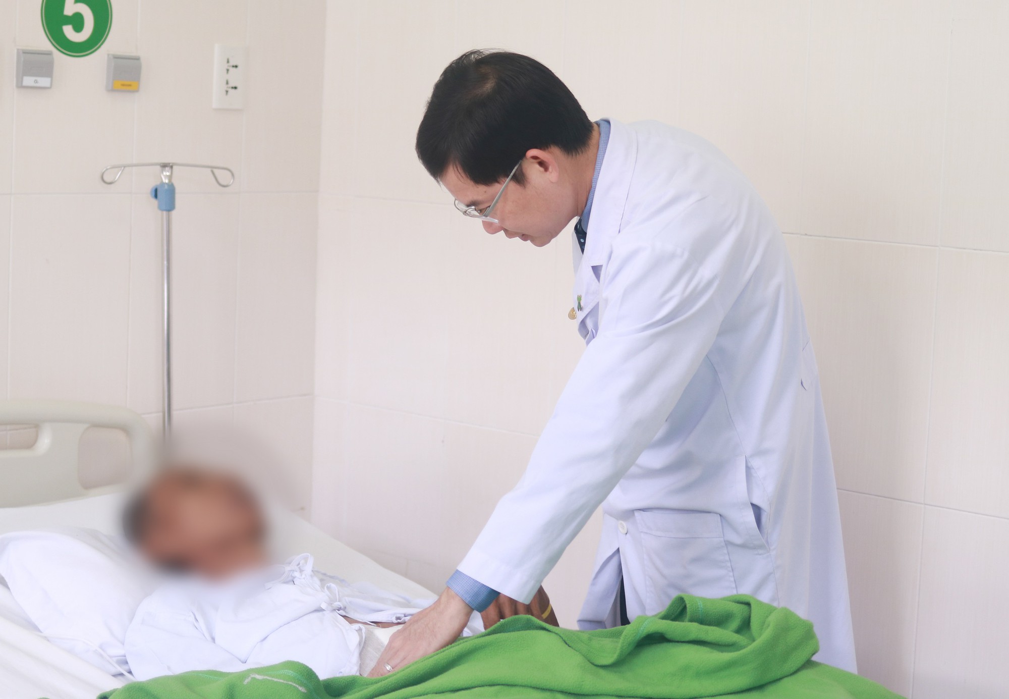 Cụ ông suýt chết vì bị rò tiêu hóa suốt 3 năm, dù ăn uống bình thường