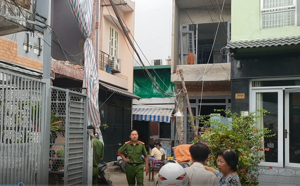 Ng&atilde; từ nh&agrave; đang sửa, một c&ocirc;ng nh&acirc;n bị sắt đ&acirc;m xuy&ecirc;n người - Ảnh 2.