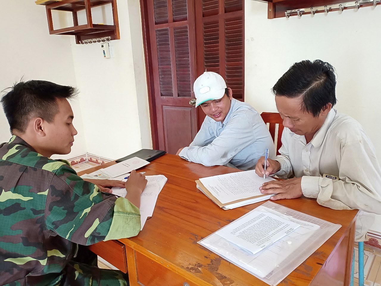 TP HCM: Bắt 2 s&agrave; lan khai th&aacute;c c&aacute;t tr&aacute;i ph&eacute;p - Ảnh 1.