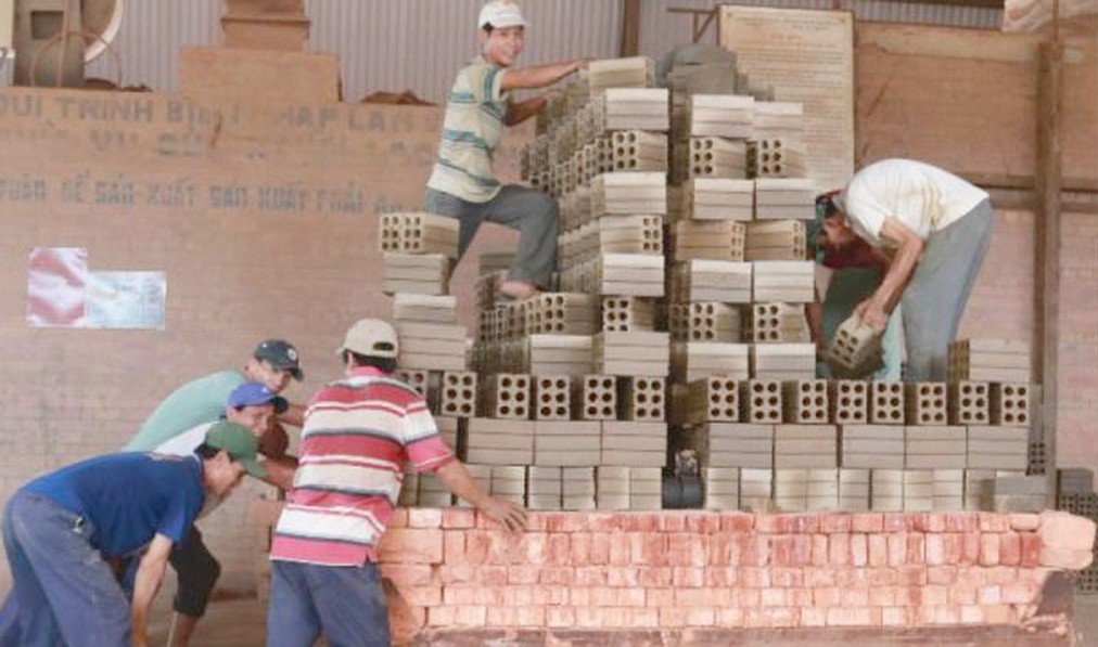 Sập hầm nung gạch, nhiều công nhân thương vong