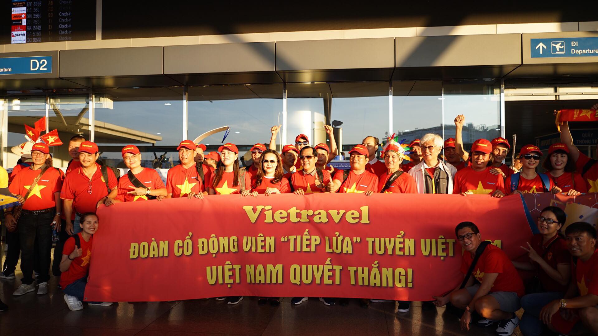 CĐV Việt Nam hâm nóng Bacolod bằng chuyên cơ sang tiếp lửa tuyển Việt Nam