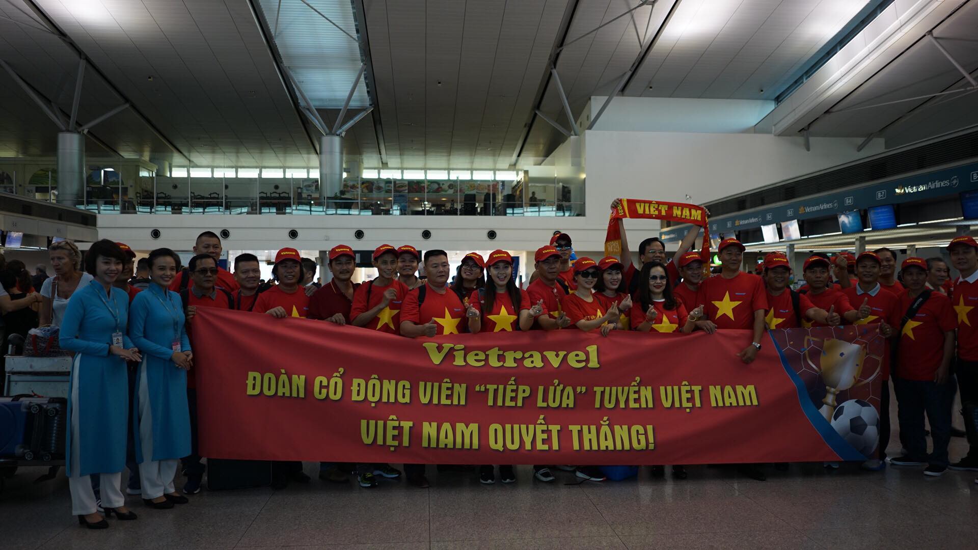 CĐV Việt Nam h&acirc;m n&oacute;ng Bacolod bằng chuy&ecirc;n cơ sang tiếp lửa tuyển Việt Nam - Ảnh 3.