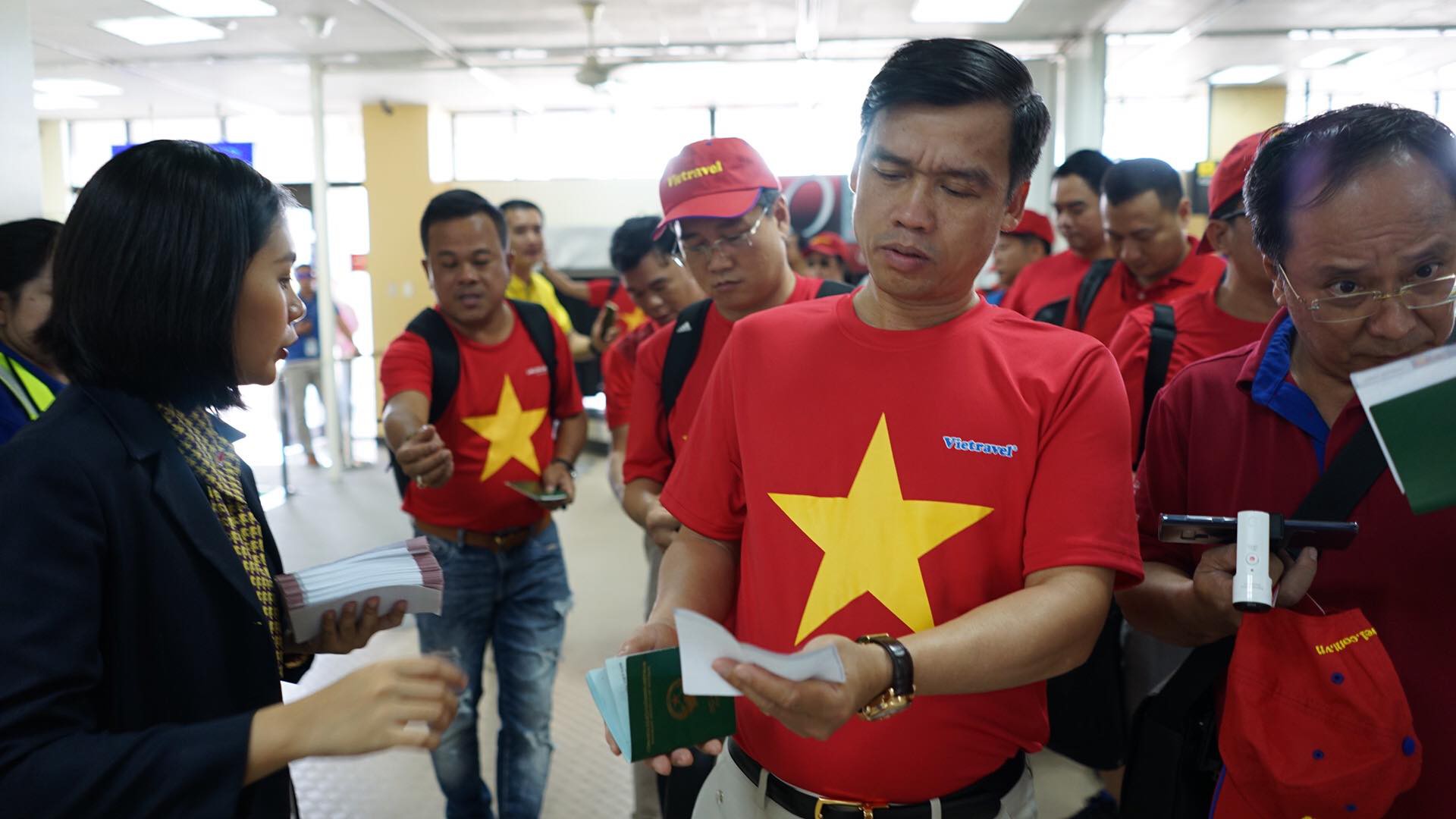 CĐV Việt Nam h&acirc;m n&oacute;ng Bacolod bằng chuy&ecirc;n cơ sang tiếp lửa tuyển Việt Nam - Ảnh 13.