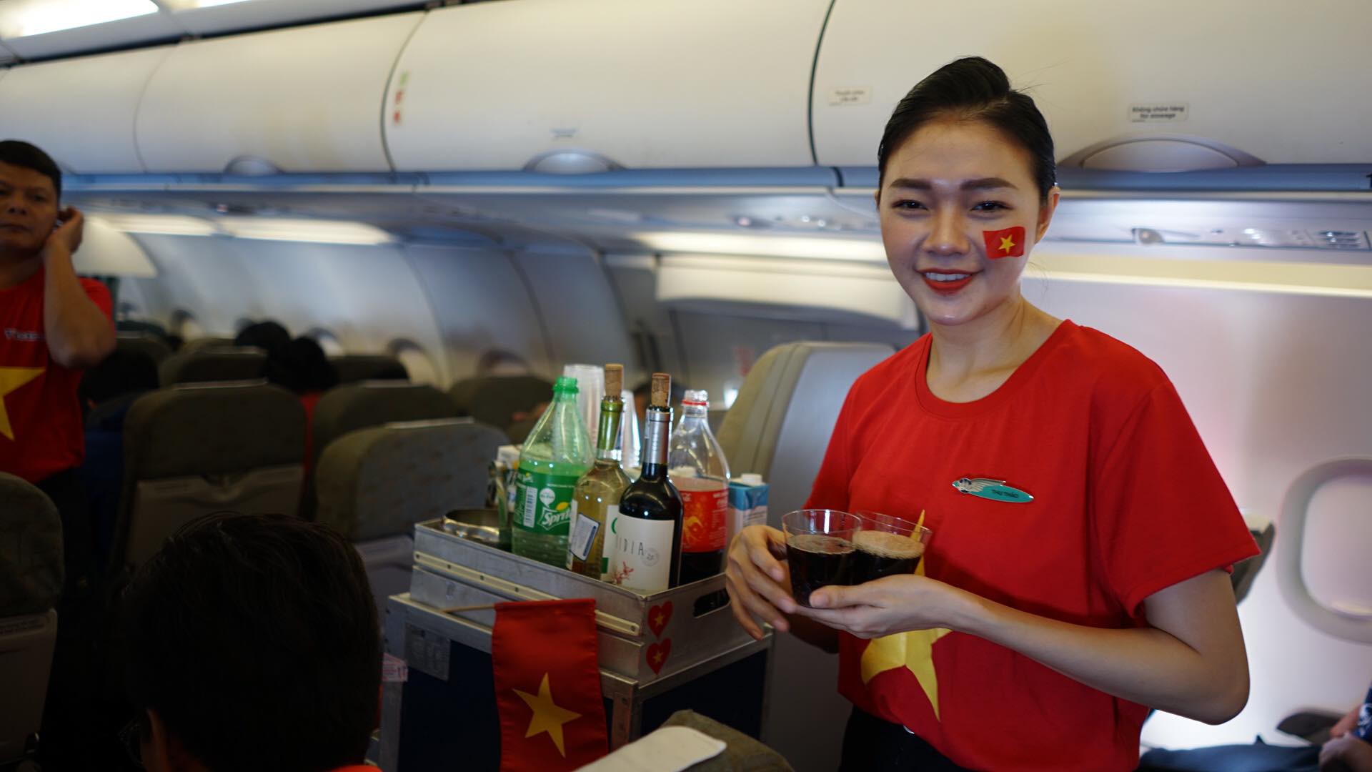 CĐV Việt Nam h&acirc;m n&oacute;ng Bacolod bằng chuy&ecirc;n cơ sang tiếp lửa tuyển Việt Nam - Ảnh 10.