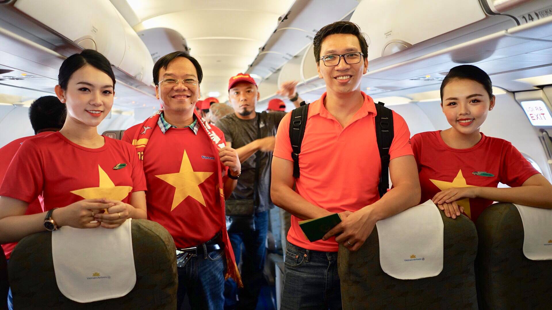 CĐV Việt Nam h&acirc;m n&oacute;ng Bacolod bằng chuy&ecirc;n cơ sang tiếp lửa tuyển Việt Nam - Ảnh 9.