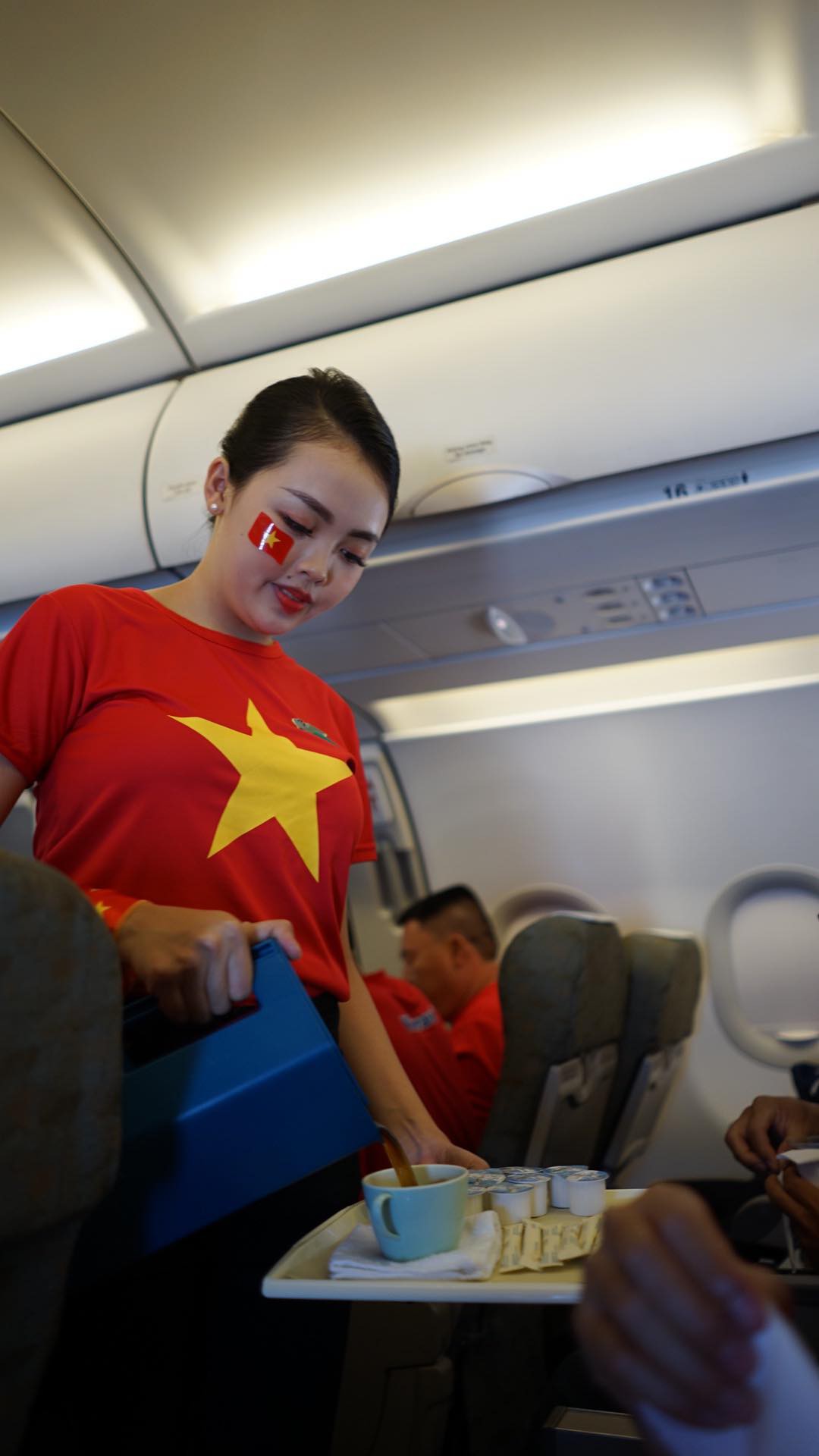 CĐV Việt Nam h&acirc;m n&oacute;ng Bacolod bằng chuy&ecirc;n cơ sang tiếp lửa tuyển Việt Nam - Ảnh 12.