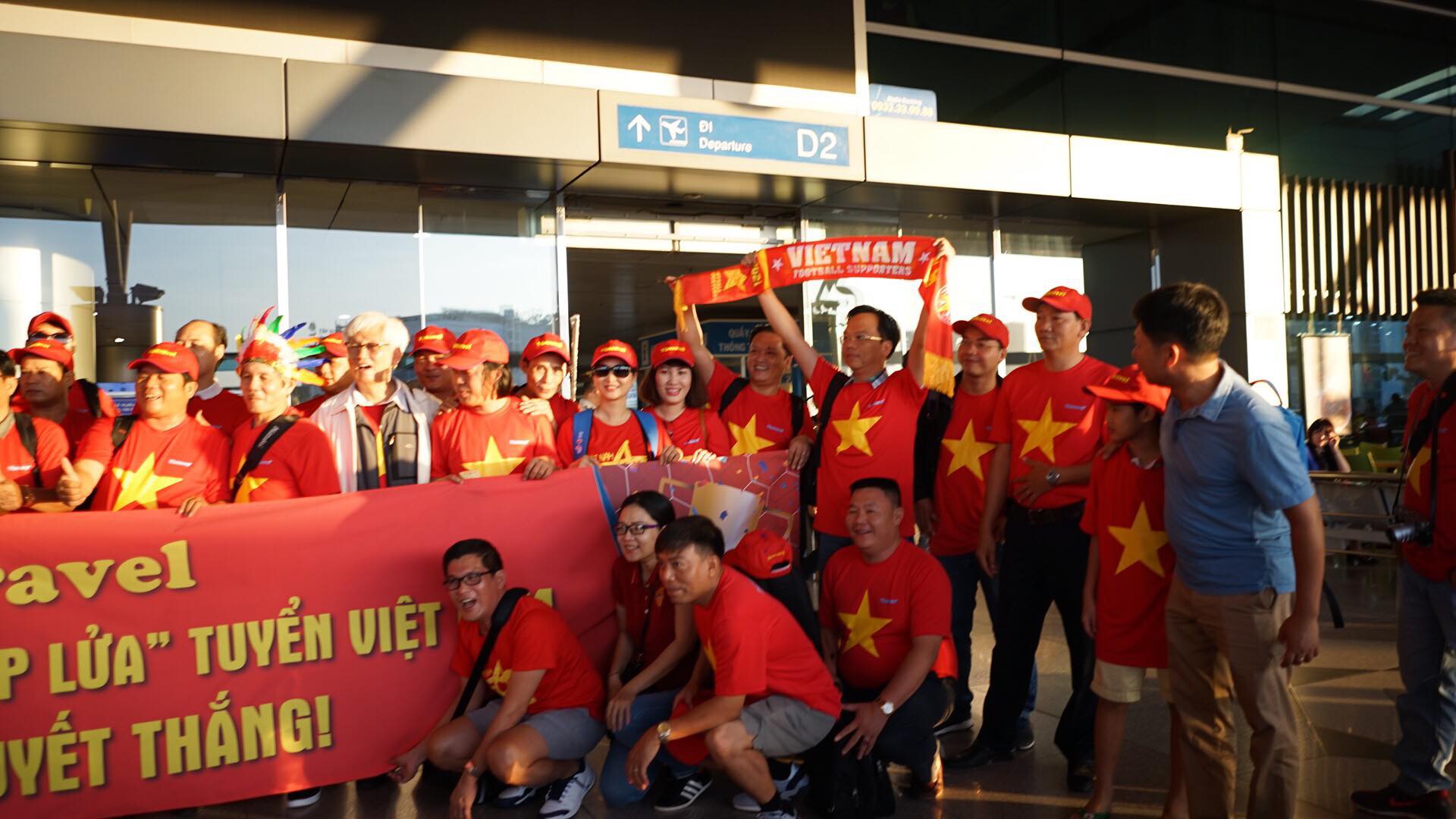 CĐV Việt Nam h&acirc;m n&oacute;ng Bacolod bằng chuy&ecirc;n cơ sang tiếp lửa tuyển Việt Nam - Ảnh 5.