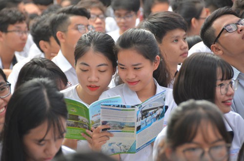 Bằng cấp như nhau: Cần lộ trình chuyển đổi