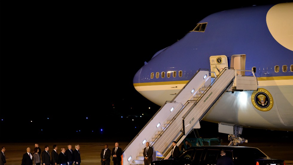 Ông Trump đóng cửa chính phủ, đưa Không lực Một đến đón ông Bush "cha"