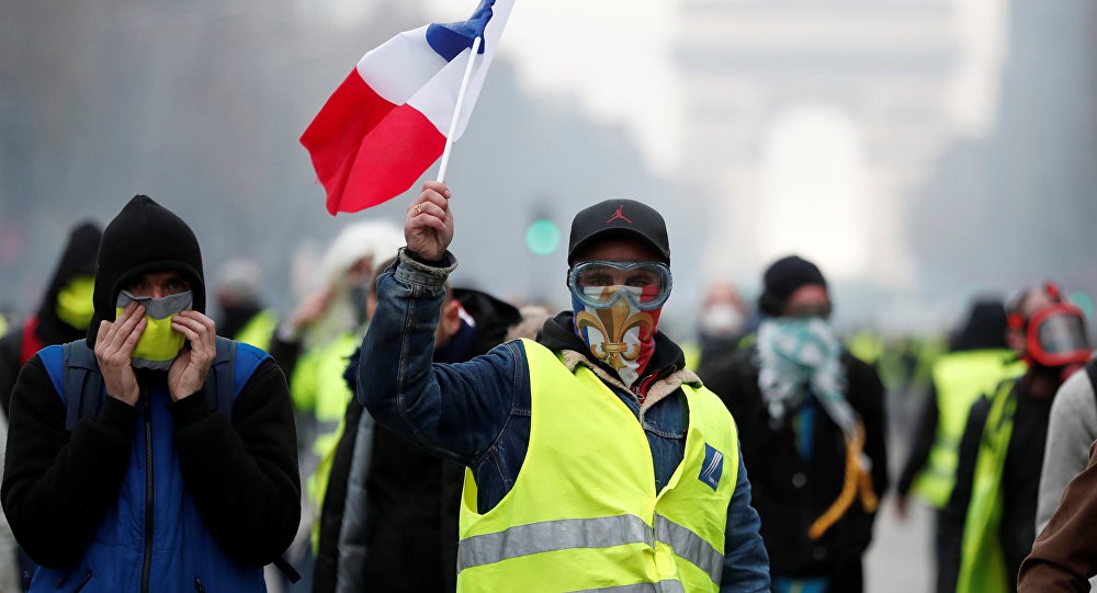 Bạo loạn &ldquo;&aacute;o ghi-l&ecirc; v&agrave;ng&rdquo;: Kh&ocirc;ng c&ograve;n nhận ra trung t&acirc;m Paris! - Ảnh 1.