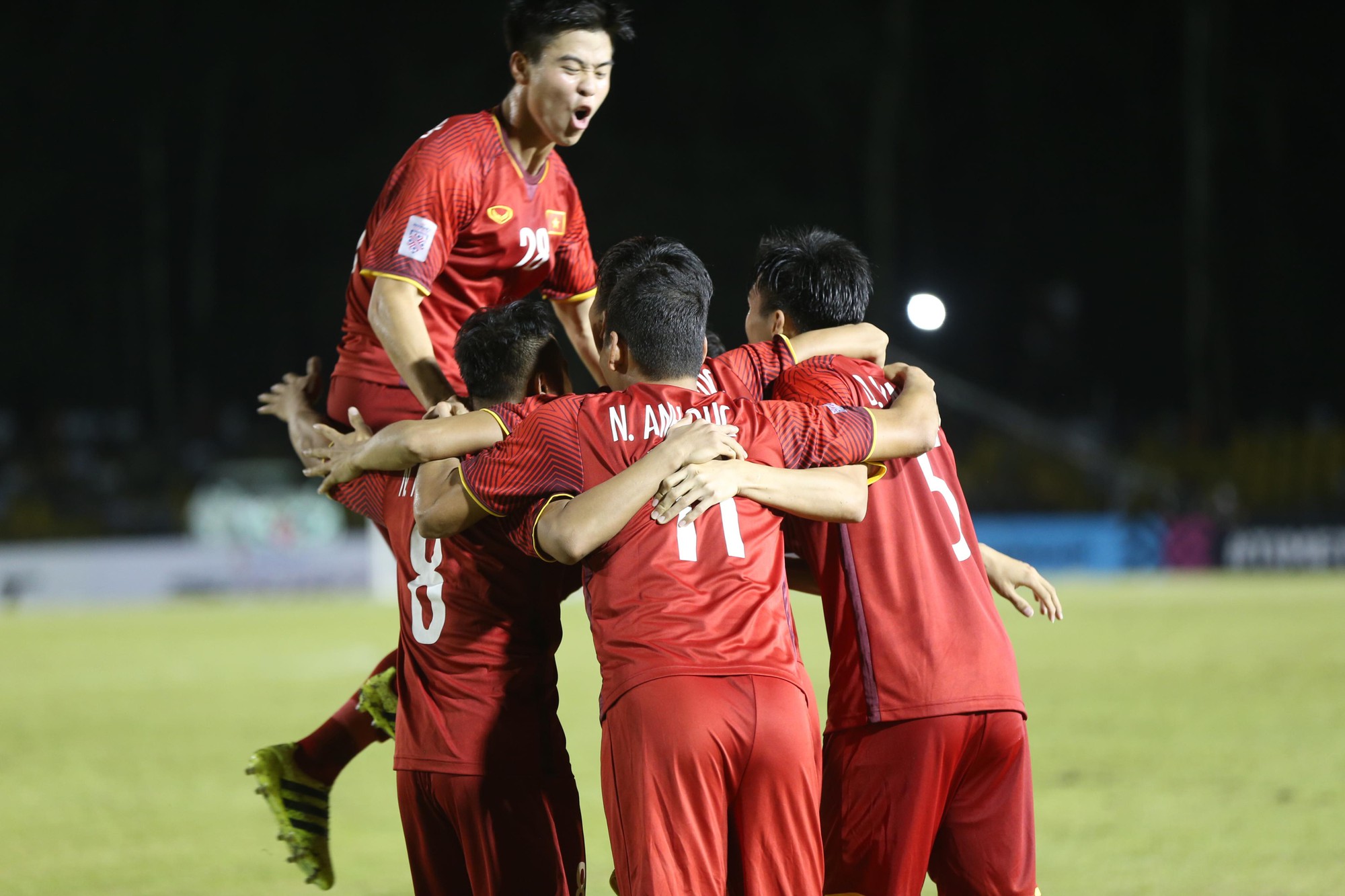 Clip: Thắng Philippines 2-1, tuyển Việt Nam vẫn tiếc nuối