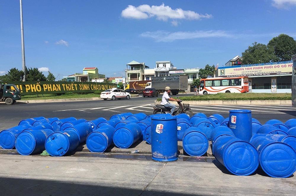 Lật xe, 34 tấn axit chảy tr&agrave;n ra đường, kh&oacute;i m&ugrave; mịt - Ảnh 2.
