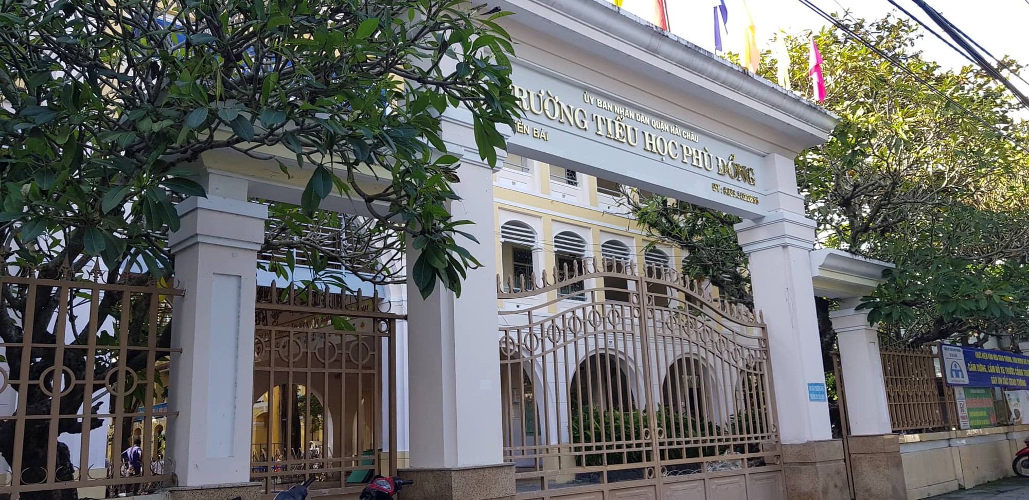 Học sinh lớp 1 ngã từ ban công trường học xuống đất bị thương khá nặng