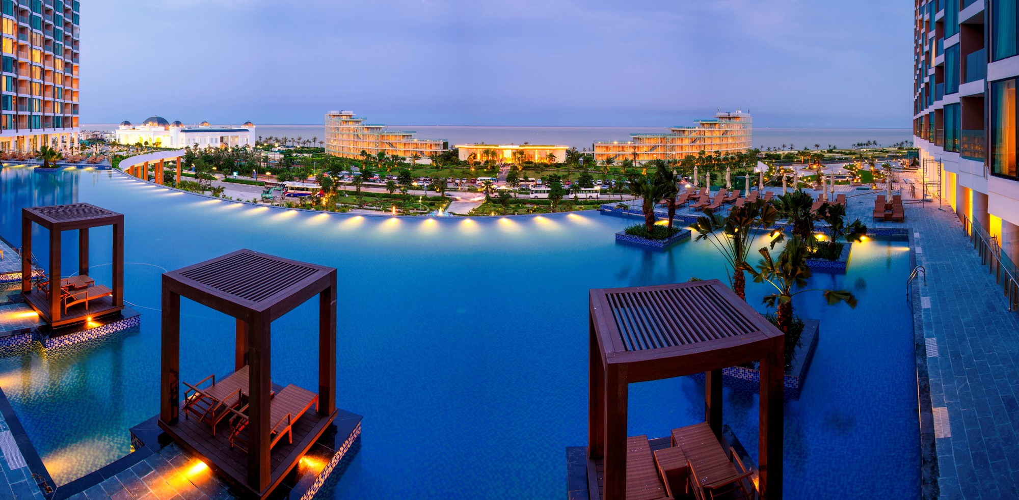 Đ&oacute;n năm mới ho&agrave;nh tr&aacute;ng v&agrave; độc đ&aacute;o tại resort 5 sao của Tập đo&agrave;n FLC - Ảnh 1.