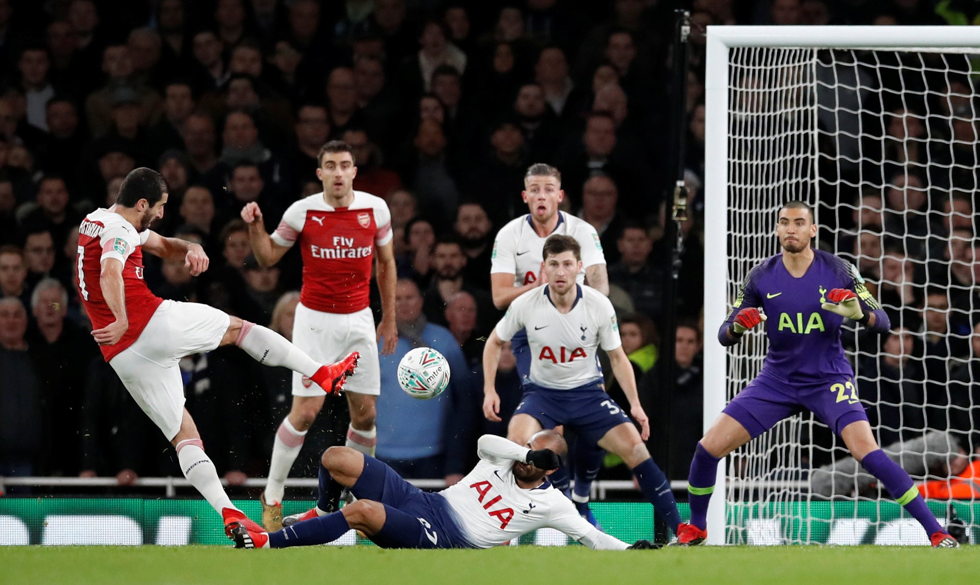 Arsenal thảm bại trước Tottenham, Chelsea hẹn derby ở b&aacute;n kết League Cup - Ảnh 2.