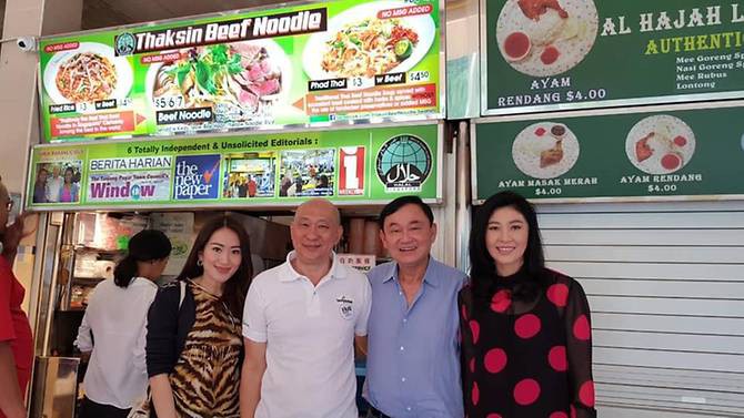 Rộ ảnh anh em bà Yingluck ăn "mì Thaksin" ở Singapore