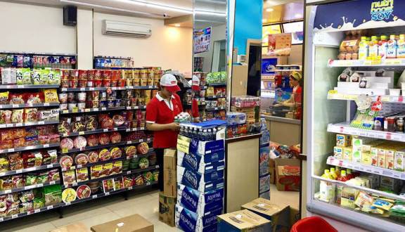 Người trẻ Việt vào cửa hàng tiện lợi ăn snack, uống nước ngọt và lướt net