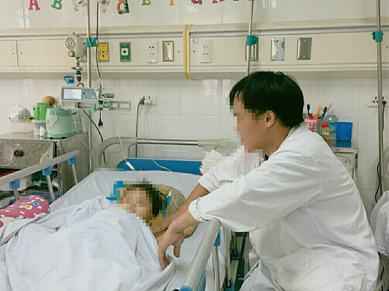 Cứu sống bé gái 4 tuổi bị chấn thương kinh hoàng do ôtô kéo lê
