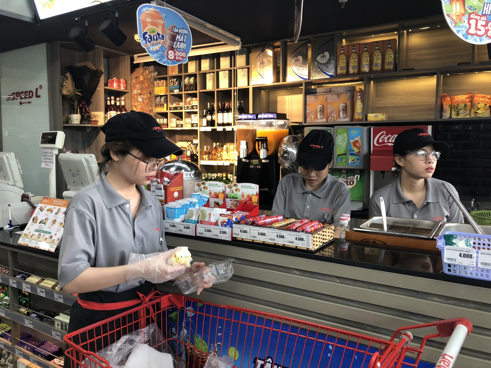 Người trẻ Việt v&agrave;o cửa h&agrave;ng tiện lợi ăn snack, uống nước ngọt v&agrave; lướt net - Ảnh 1.