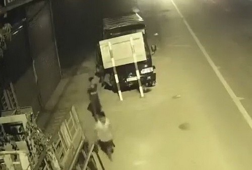 Hai thiếu niên trộm xe tải chạy hàng chục cây số rồi… đâm vào cột đèn