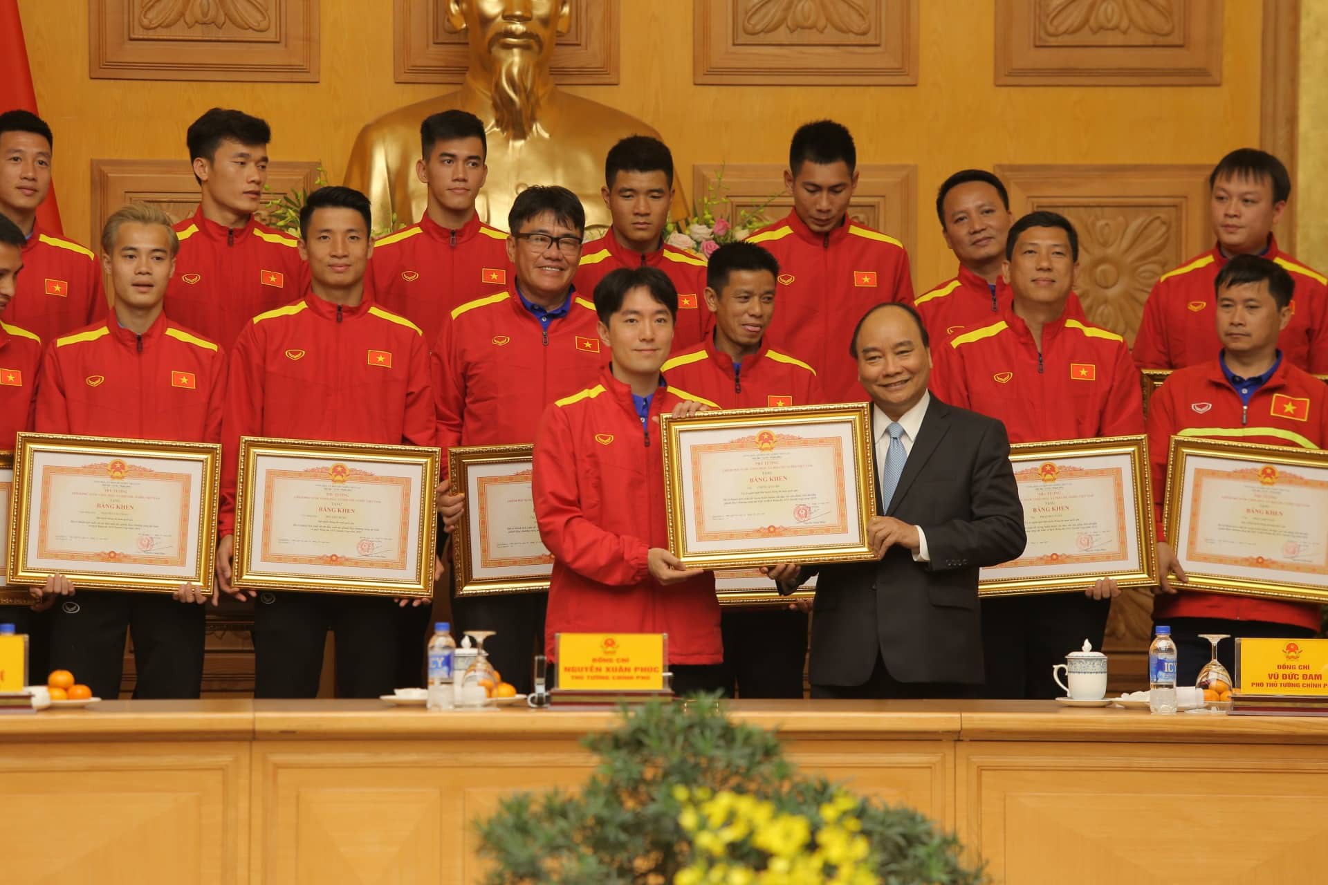 Thủ tướng Nguyễn Xu&acirc;n Ph&uacute;c: Niềm tin v&agrave;o đội tuyển Việt Nam rất lớn - Ảnh 2.