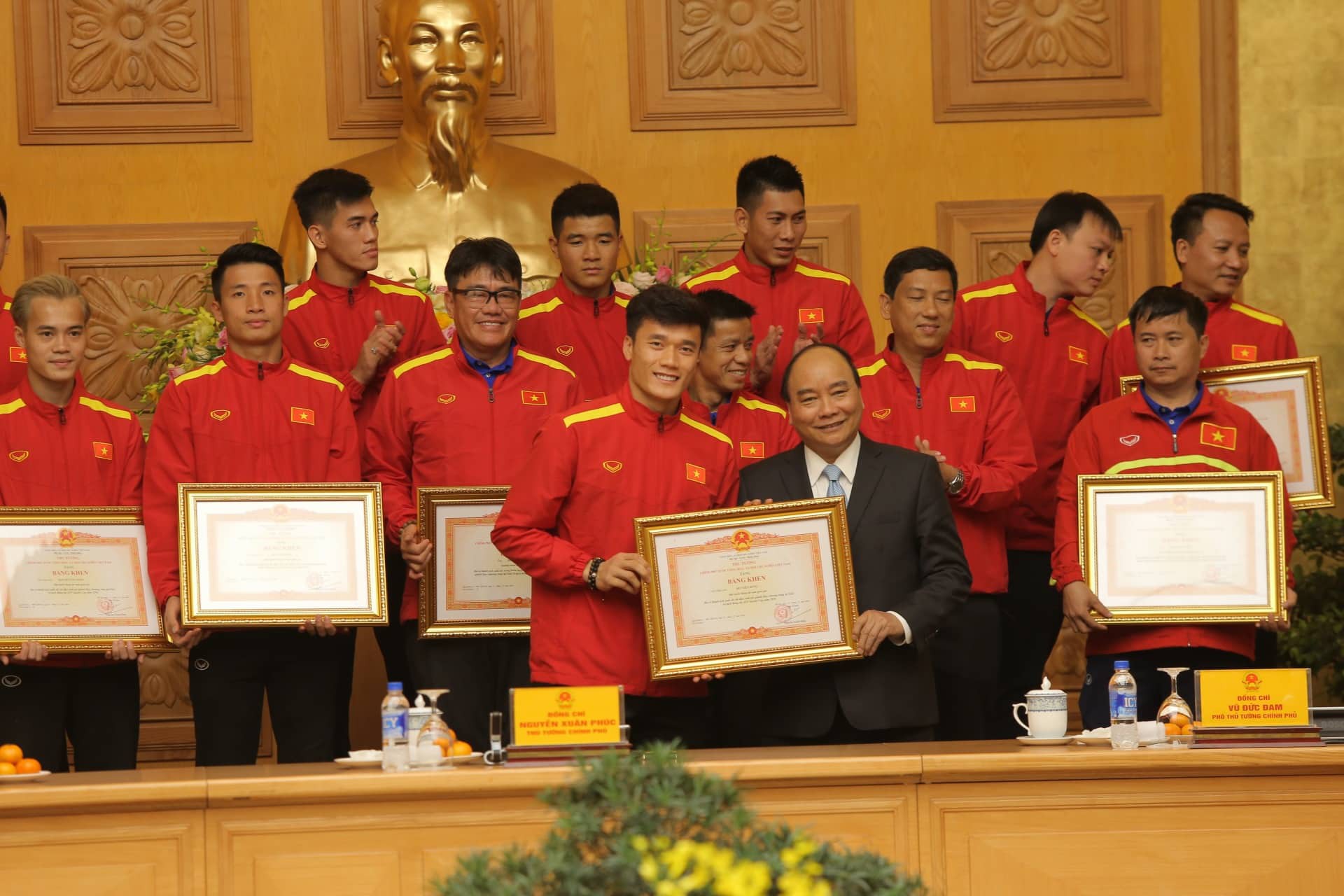 Thủ tướng Nguyễn Xu&acirc;n Ph&uacute;c: Niềm tin v&agrave;o đội tuyển Việt Nam rất lớn - Ảnh 4.