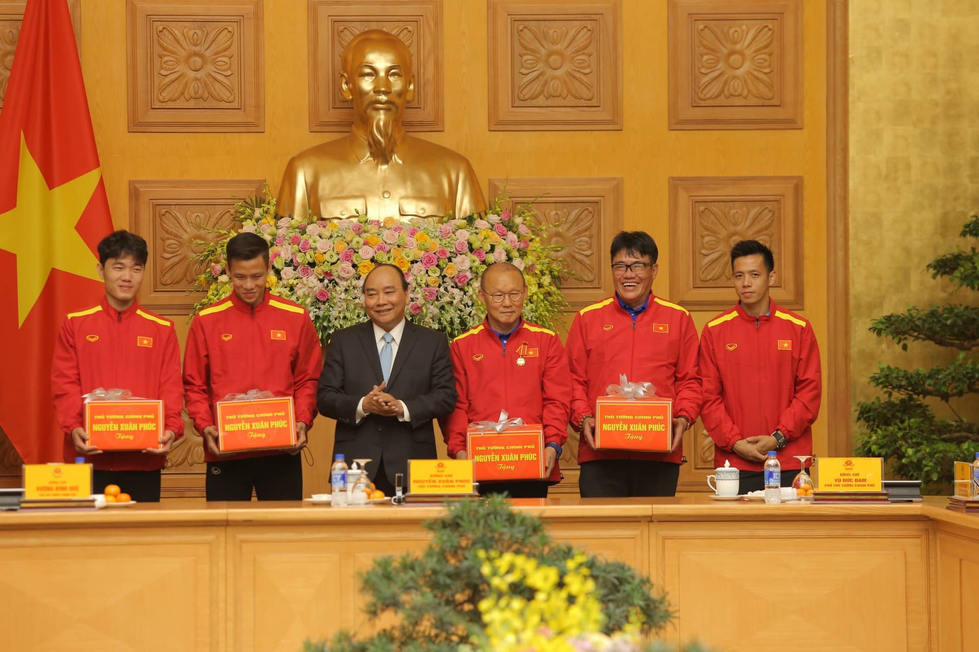 Thủ tướng Nguyễn Xu&acirc;n Ph&uacute;c: Niềm tin v&agrave;o đội tuyển Việt Nam rất lớn - Ảnh 3.