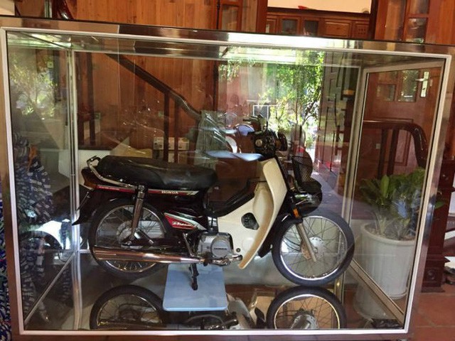 Honda Dream 1995 nhốt trong tủ k&iacute;nh, gi&aacute; 8 c&acirc;y v&agrave;ng - Ảnh 1.