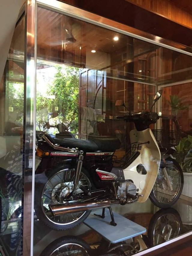Honda Dream 1995 nhốt trong tủ k&iacute;nh, gi&aacute; 8 c&acirc;y v&agrave;ng - Ảnh 2.