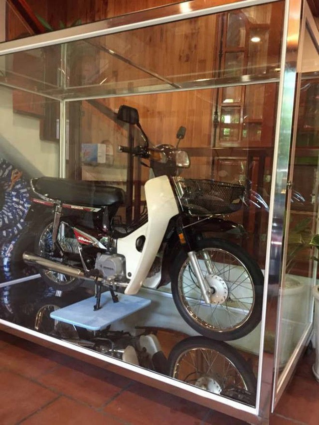 Honda Dream 1995 nhốt trong tủ k&iacute;nh, gi&aacute; 8 c&acirc;y v&agrave;ng - Ảnh 3.