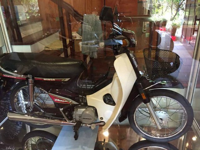 Honda Dream 1995 "nhốt" trong tủ kính, giá 8 cây vàng