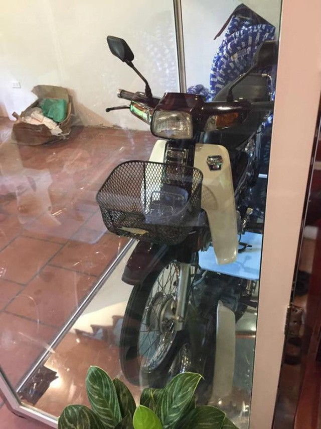 Honda Dream 1995 nhốt trong tủ k&iacute;nh, gi&aacute; 8 c&acirc;y v&agrave;ng - Ảnh 6.
