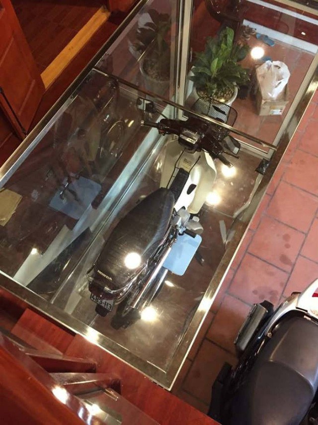 Honda Dream 1995 nhốt trong tủ k&iacute;nh, gi&aacute; 8 c&acirc;y v&agrave;ng - Ảnh 10.