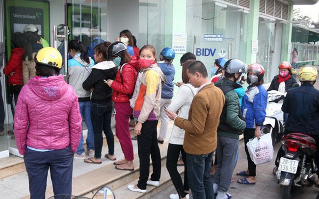 Ng&acirc;n h&agrave;ng Nh&agrave; nước lại nhắc nhở chuyện ATM qu&aacute; tải dịp Tết - Ảnh 1.