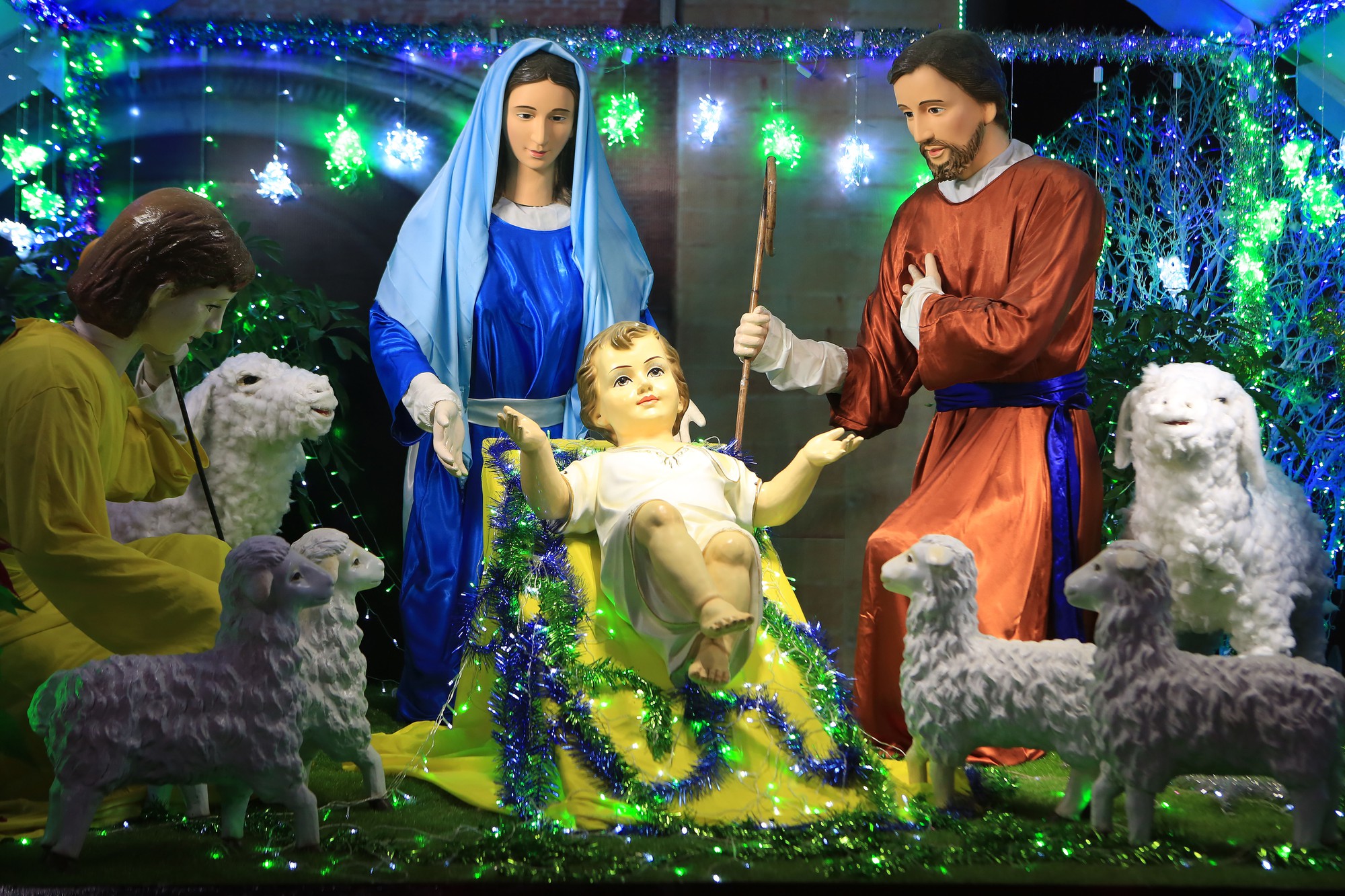 Hang đ&aacute; khổng lồ, c&acirc;y th&ocirc;ng Gi&aacute;ng sinh rực rỡ đ&oacute;n Noel - Ảnh 9.