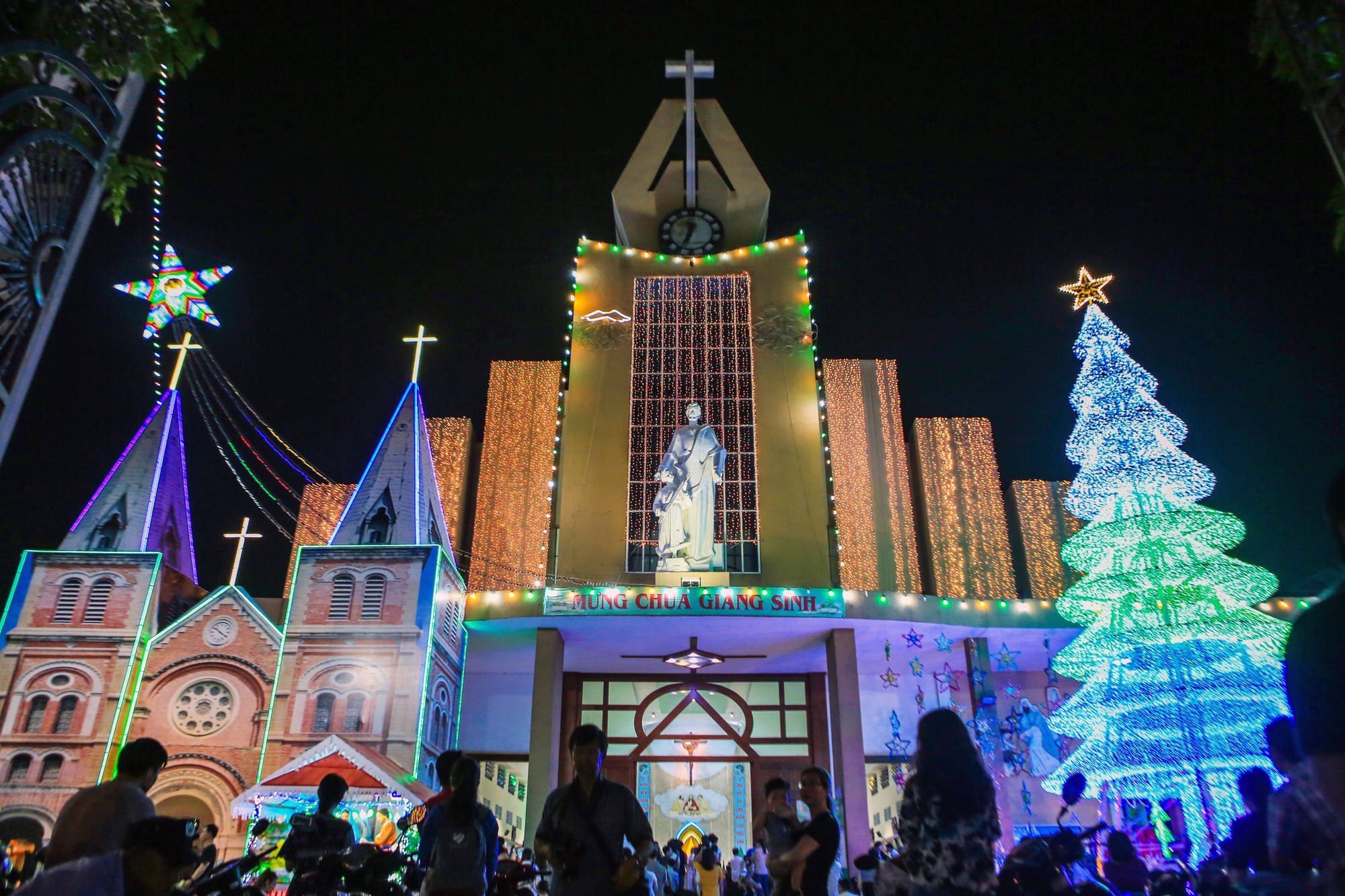 Hang đ&aacute; khổng lồ, c&acirc;y th&ocirc;ng Gi&aacute;ng sinh rực rỡ đ&oacute;n Noel - Ảnh 3.