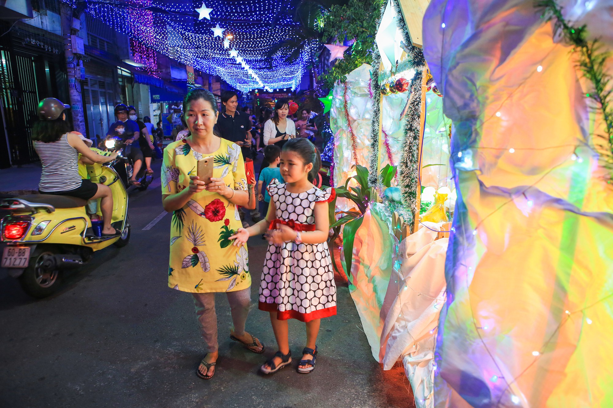 Hang đ&aacute; khổng lồ, c&acirc;y th&ocirc;ng Gi&aacute;ng sinh rực rỡ đ&oacute;n Noel - Ảnh 2.
