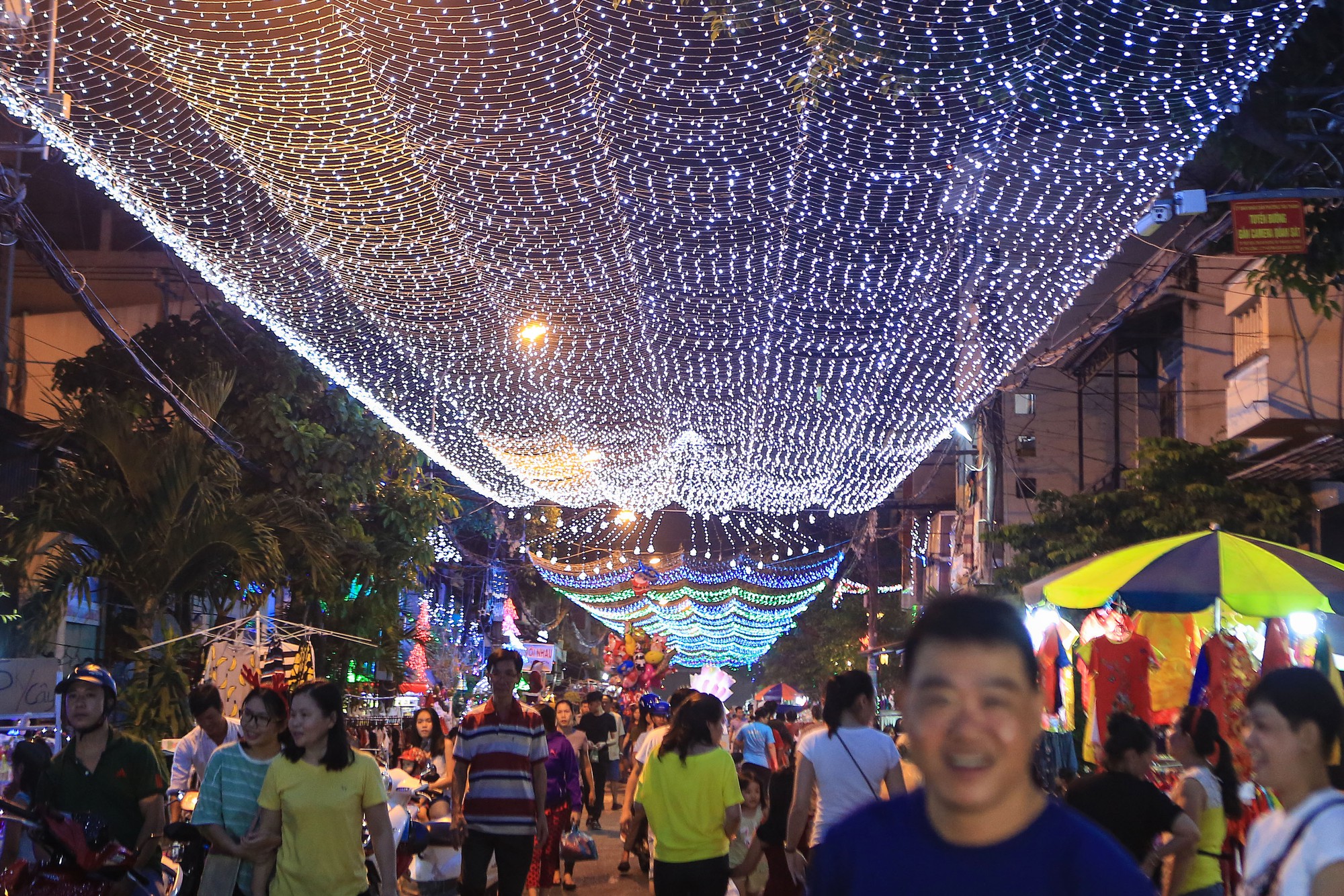 Hang đ&aacute; khổng lồ, c&acirc;y th&ocirc;ng Gi&aacute;ng sinh rực rỡ đ&oacute;n Noel - Ảnh 5.