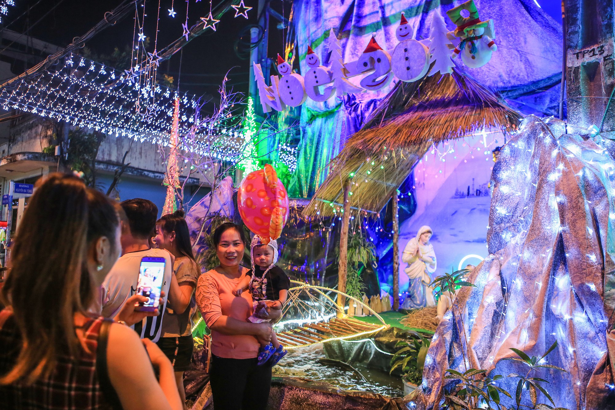 Hang đ&aacute; khổng lồ, c&acirc;y th&ocirc;ng Gi&aacute;ng sinh rực rỡ đ&oacute;n Noel - Ảnh 6.