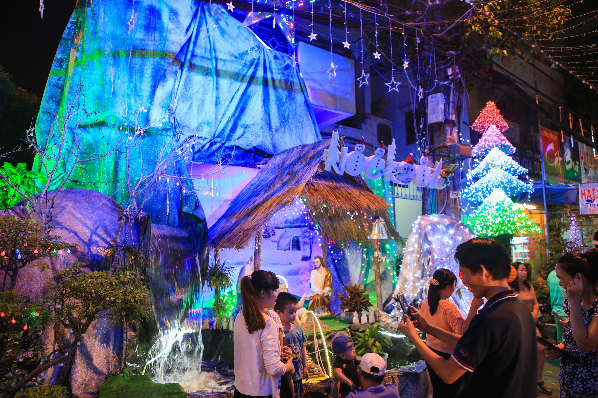 Hang đ&aacute; khổng lồ, c&acirc;y th&ocirc;ng Gi&aacute;ng sinh rực rỡ đ&oacute;n Noel - Ảnh 11.