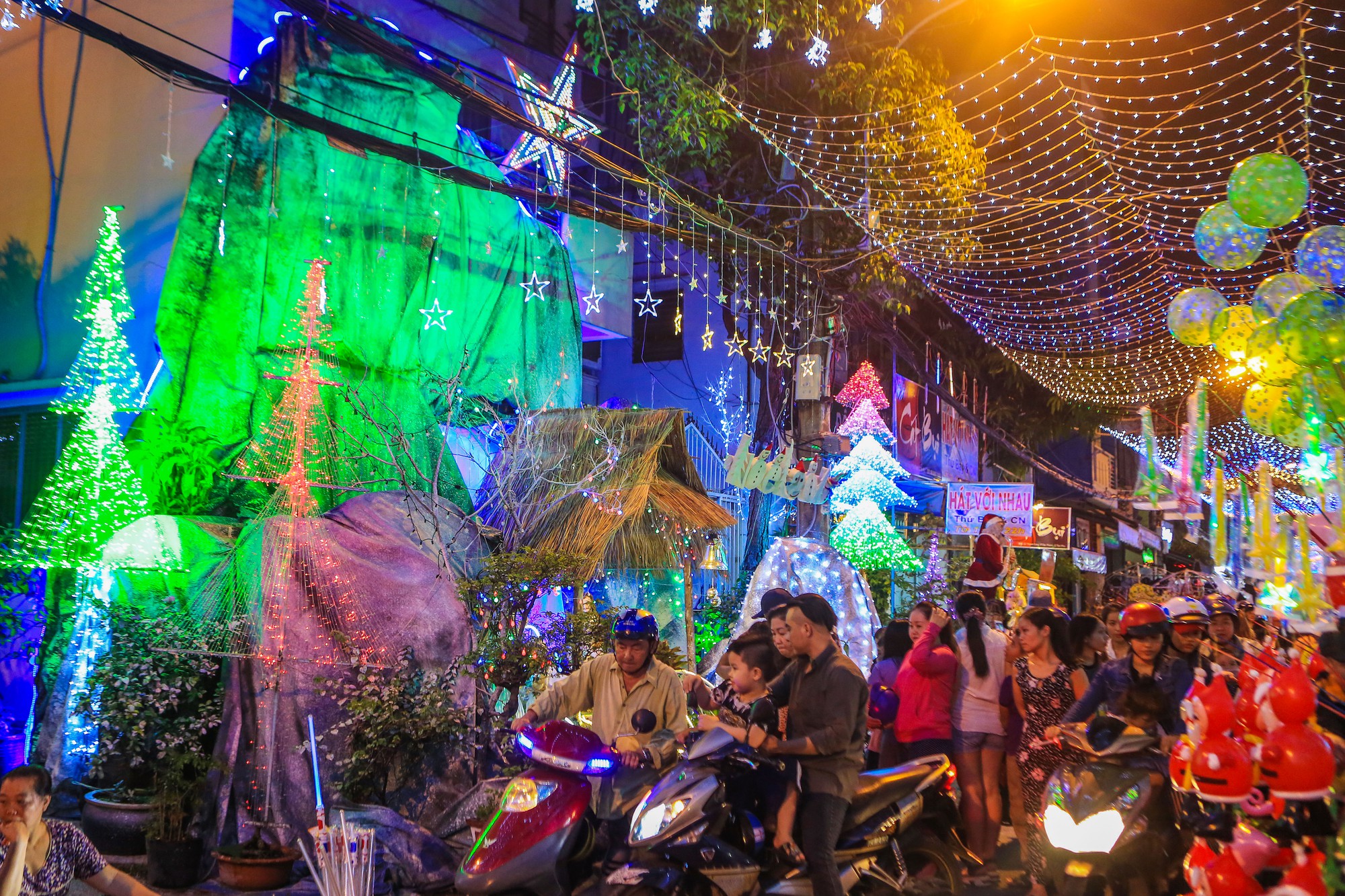 Hang đ&aacute; khổng lồ, c&acirc;y th&ocirc;ng Gi&aacute;ng sinh rực rỡ đ&oacute;n Noel - Ảnh 10.