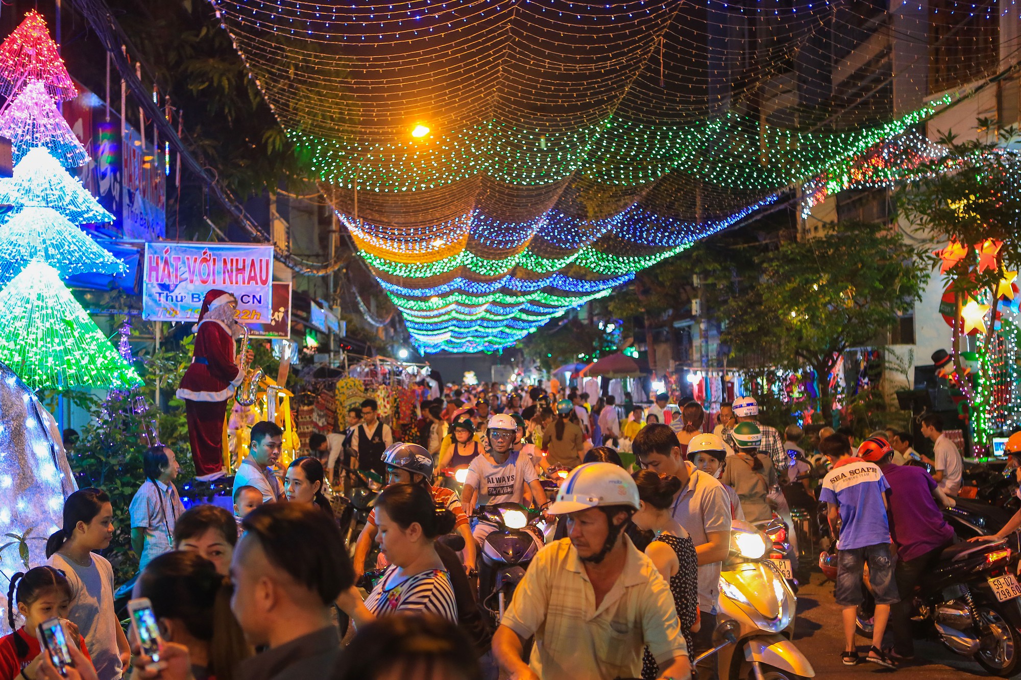 Hang đ&aacute; khổng lồ, c&acirc;y th&ocirc;ng Gi&aacute;ng sinh rực rỡ đ&oacute;n Noel - Ảnh 15.