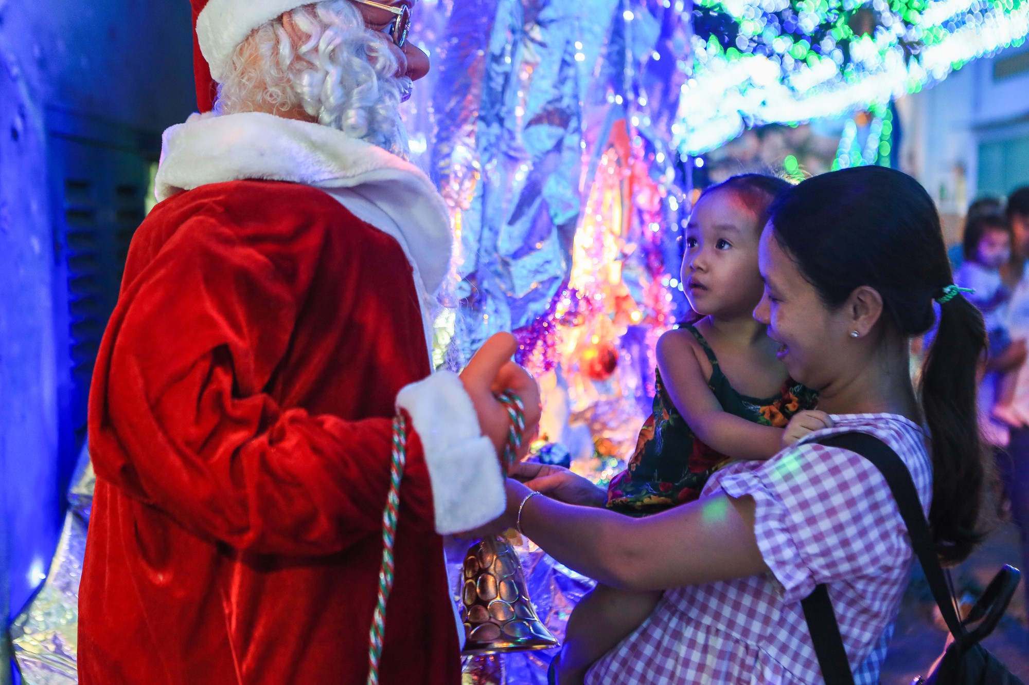 Hang đ&aacute; khổng lồ, c&acirc;y th&ocirc;ng Gi&aacute;ng sinh rực rỡ đ&oacute;n Noel - Ảnh 14.