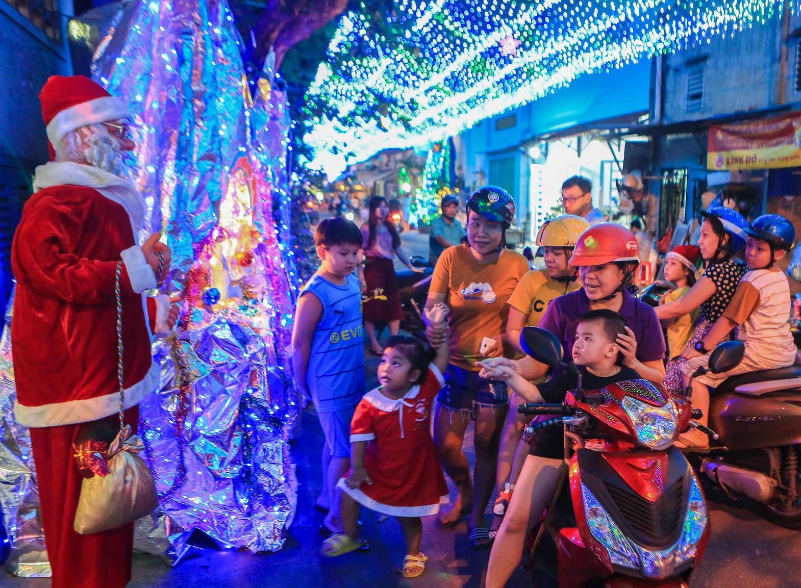 Hang đá khổng lồ, cây thông Giáng sinh rực rỡ đón Noel