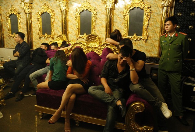Cán bộ ngân hàng, giáo dục "bay, lắc" trong "tiệc" ma túy ở quán karaoke