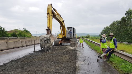 Bêu tên các quốc lộ như ruộng cày